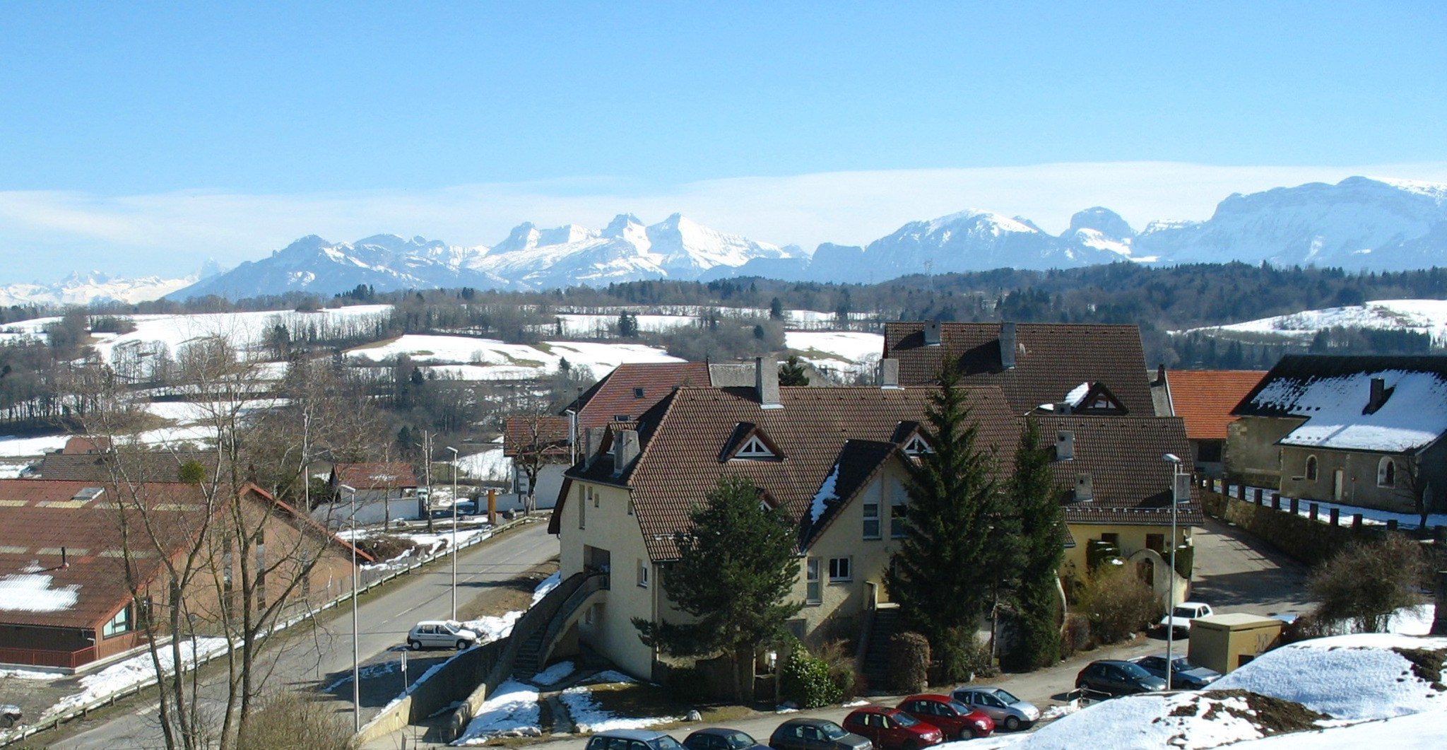 Vue du village d'Arbusigny et des montagnes environnantes